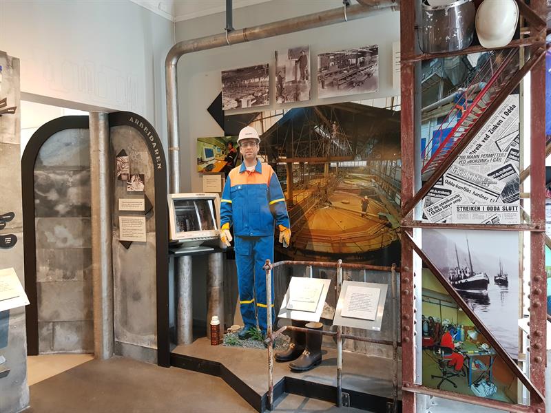 Moderne arbeidarar representert i ei utstilling på Kraftmuseet, som viser fram utviklinga i kraftindustrien.