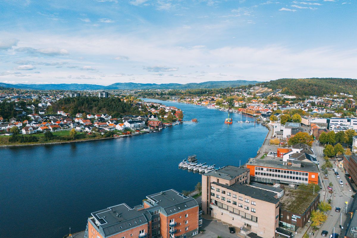 dronebilde av Porsgrunn og Porsgrunnselva