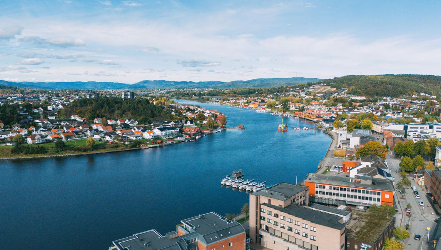 dronebilde av Porsgrunn og Porsgrunnselva
