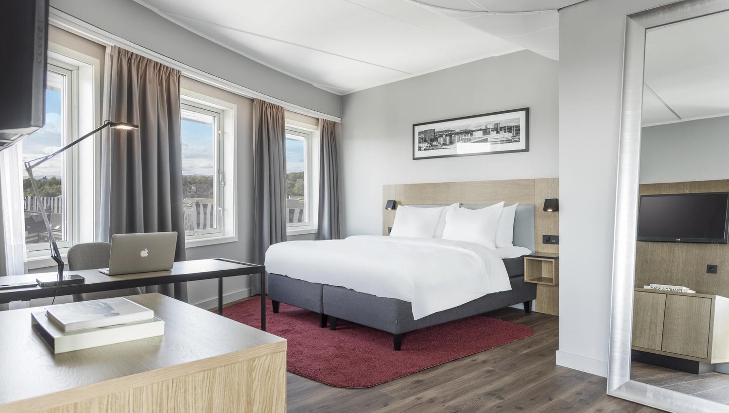 Junior suite. Bed, desk, full-length mirror. Photo