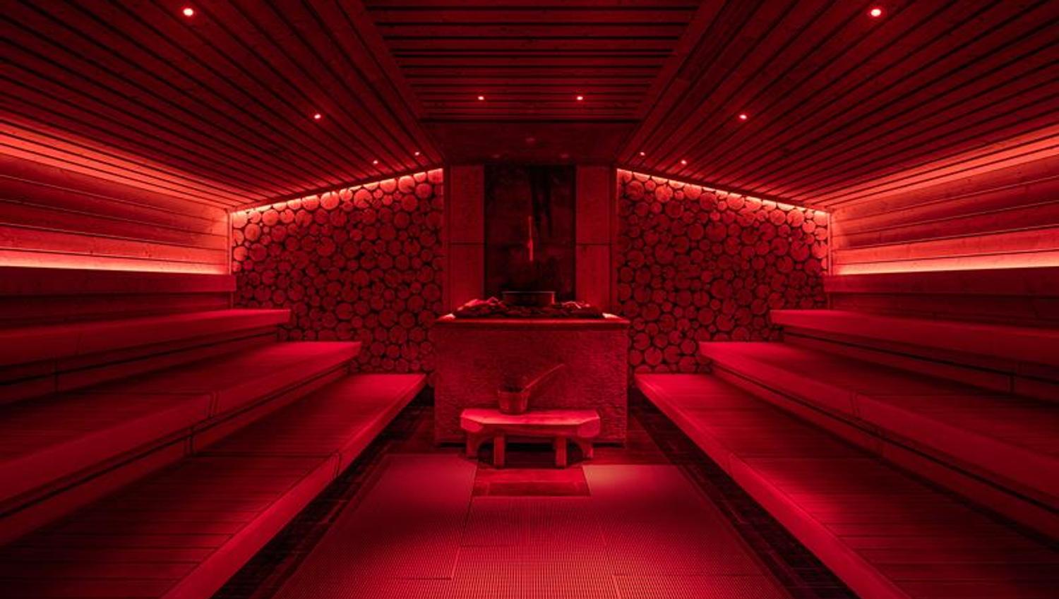 Banja Sauna The well belyst med rødt lys