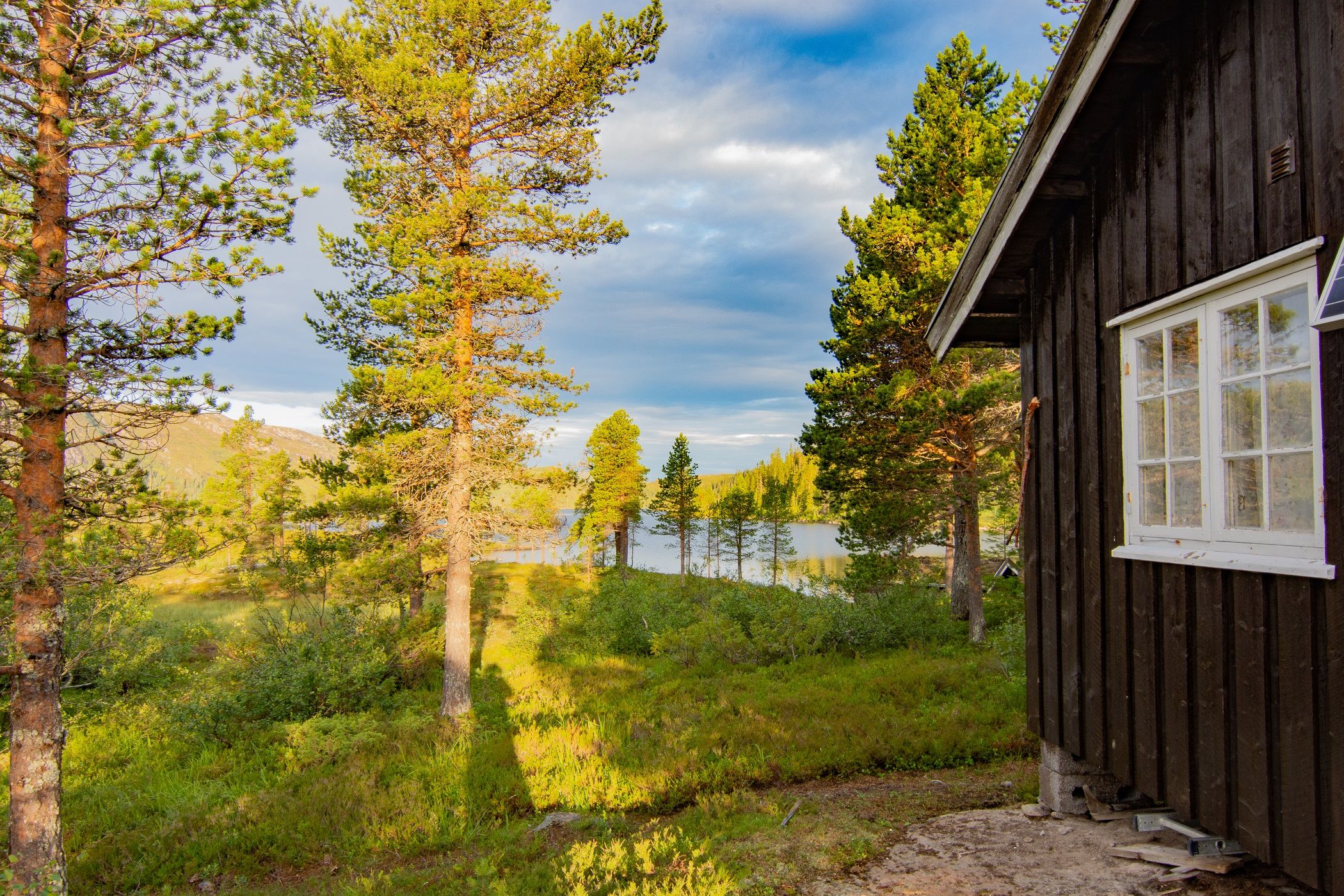 Kvernsjøhytta ved siden av Kvernsjøen i Snåsa