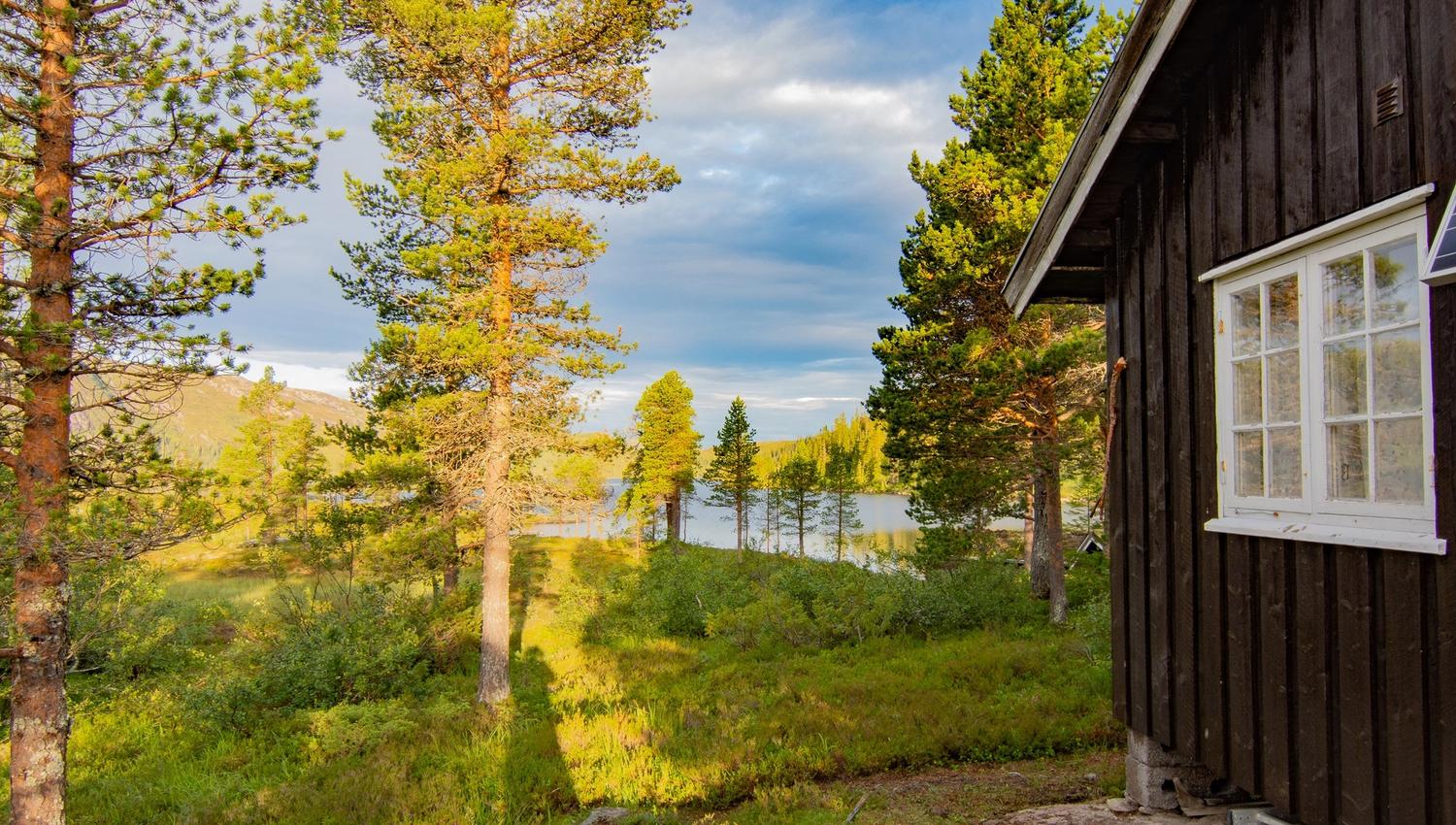 Kvernsjøhytta ved siden av Kvernsjøen i Snåsa