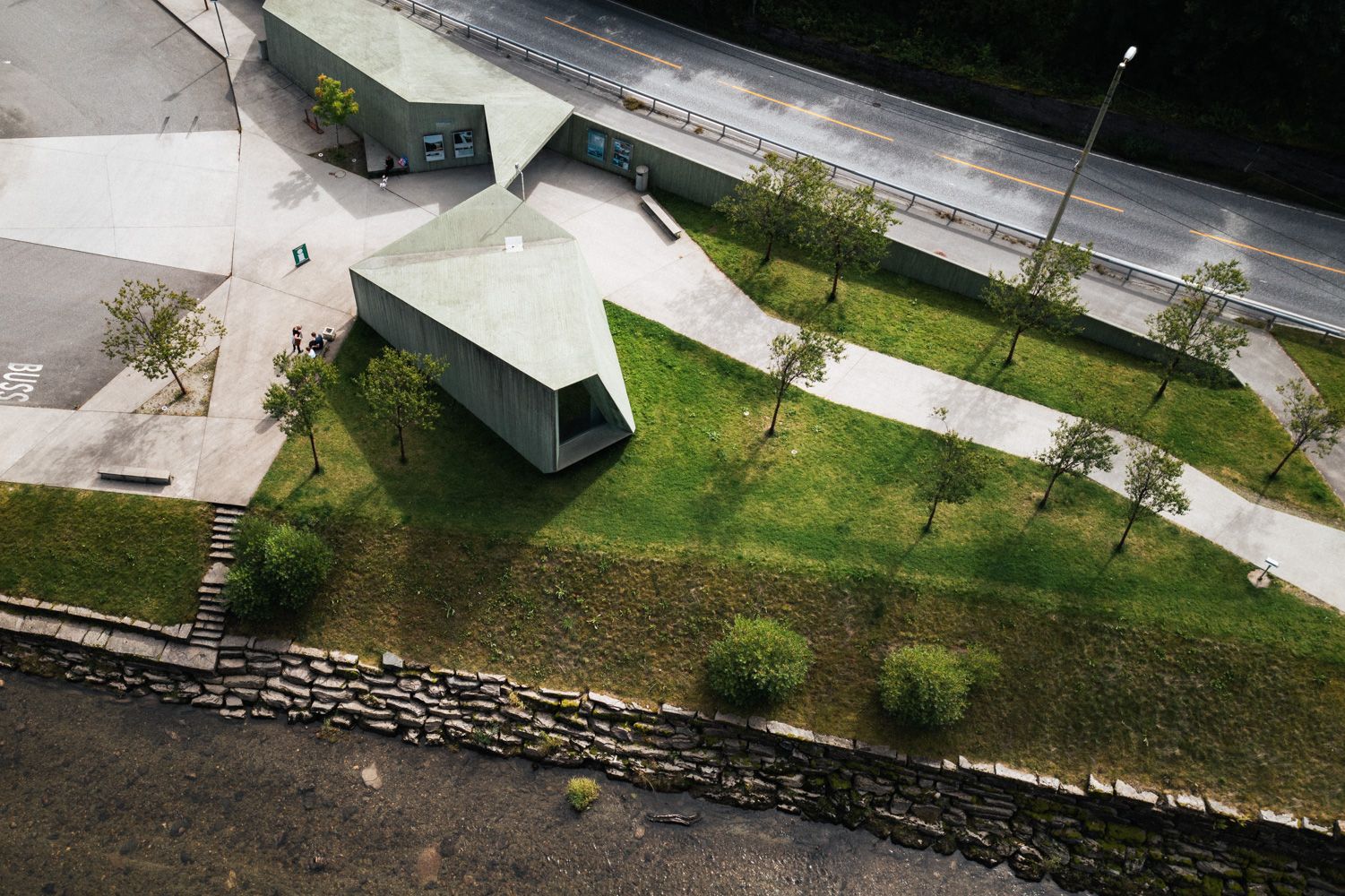 Moderne besøkssenter ved Steinsdalsfossen, med unik arkitektur og naturskjønn beliggenheit.
