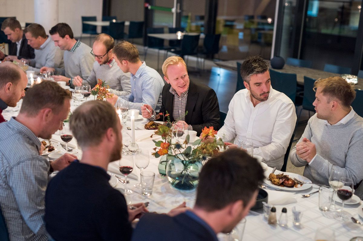 Restaurant med gjester som spiser
