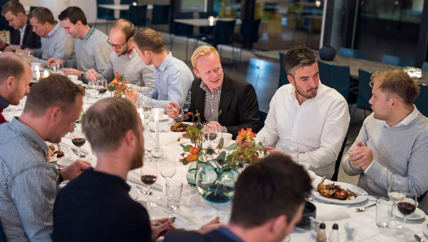 Restaurant med gjester som spiser