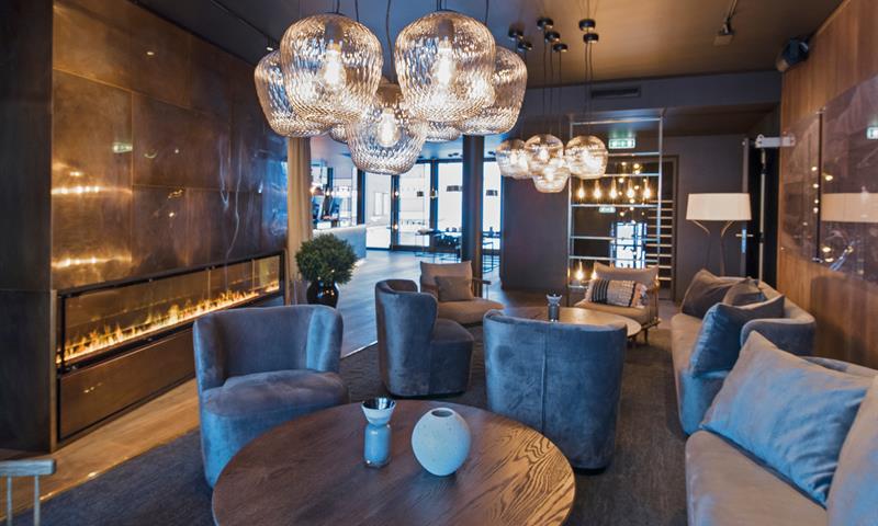 Sofaer og stoler i en hotellresepsjon