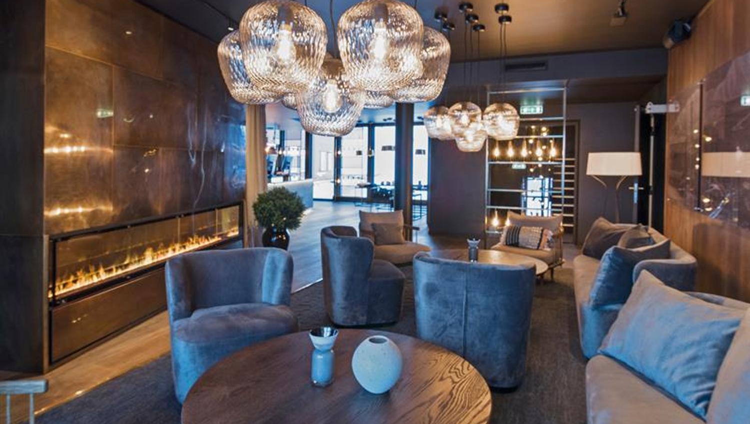 Sofaer og stoler i en hotellresepsjon