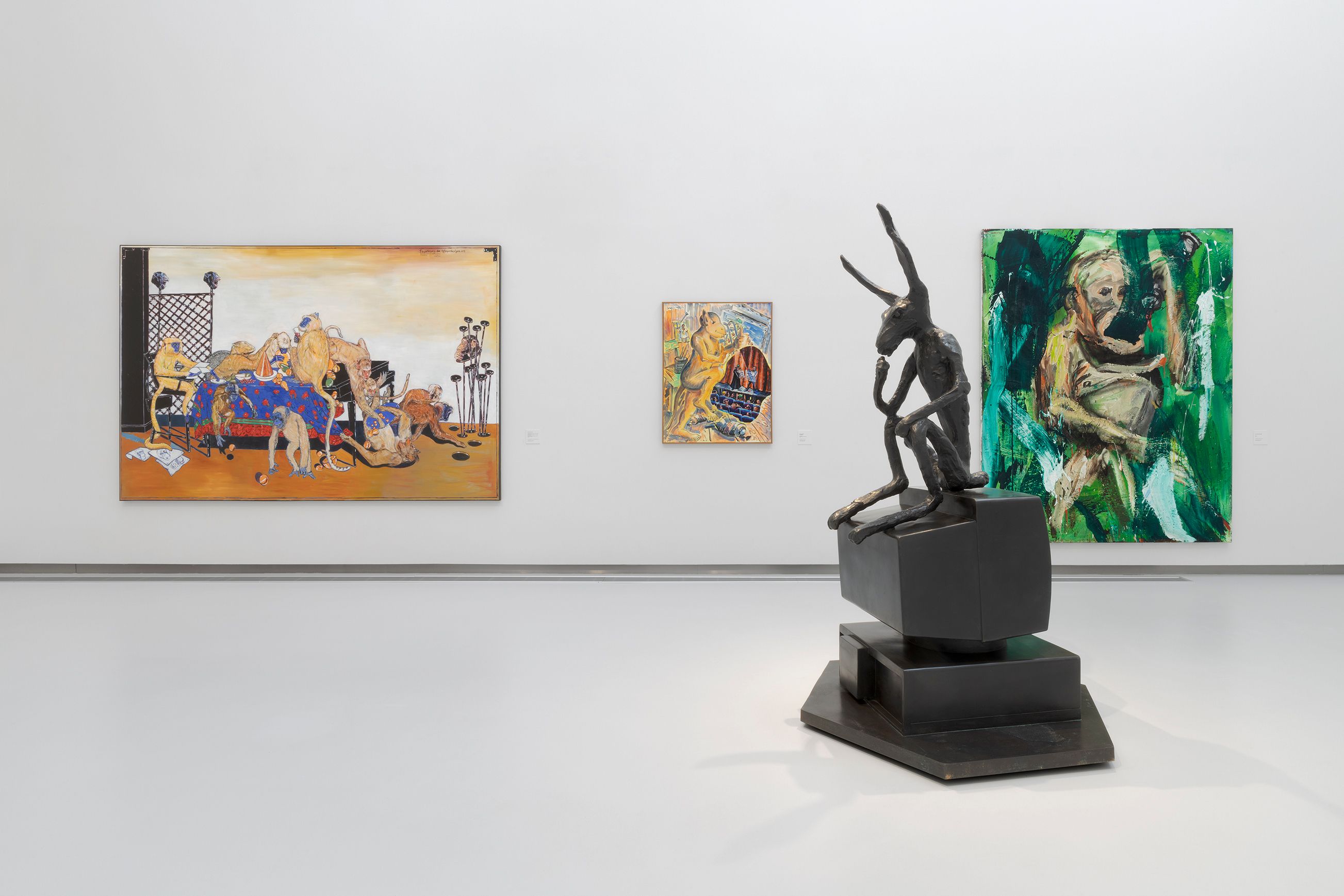 kunstverk hengende  og stående i et galleri