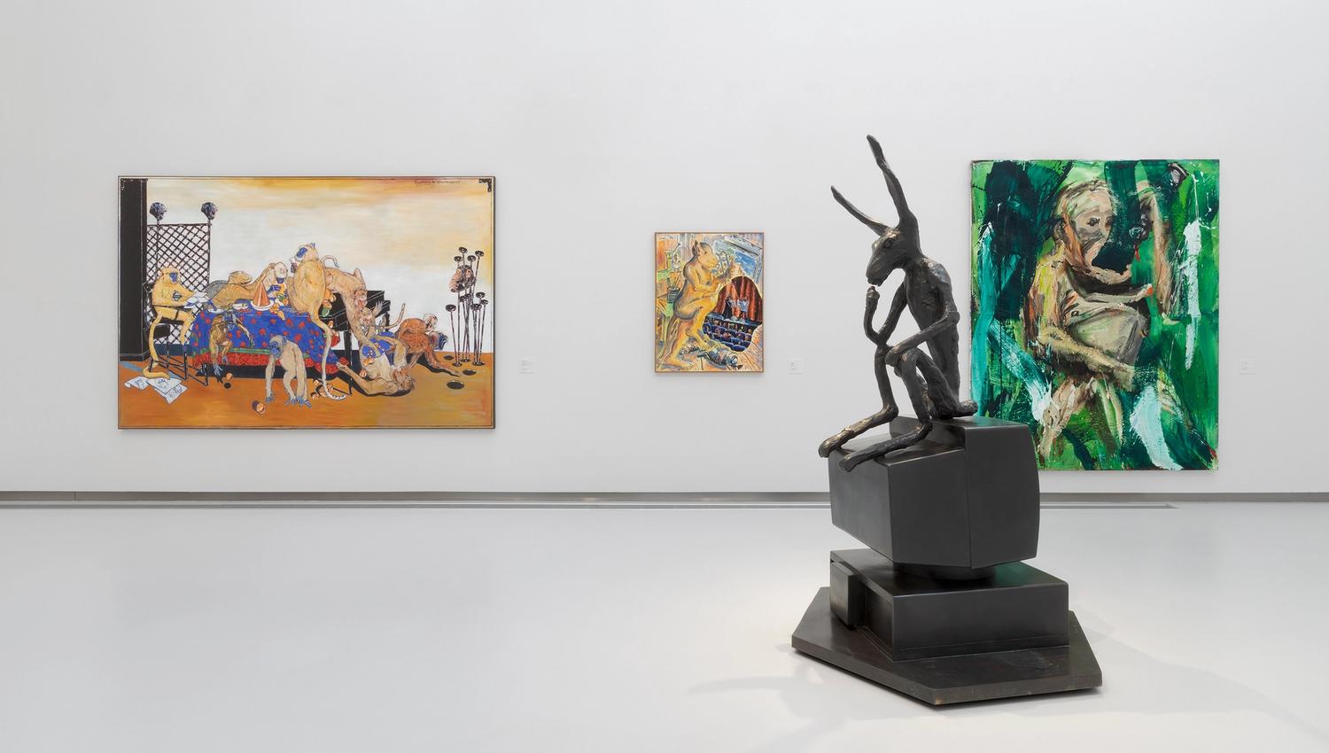 kunstverk hengende og stående i et galleri