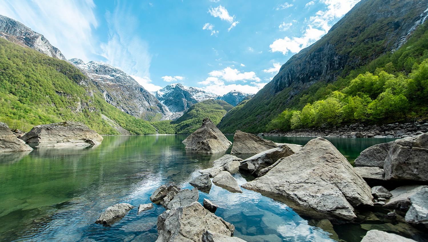 Bondhusvatnet på ein solskinnsdag om sommaren.