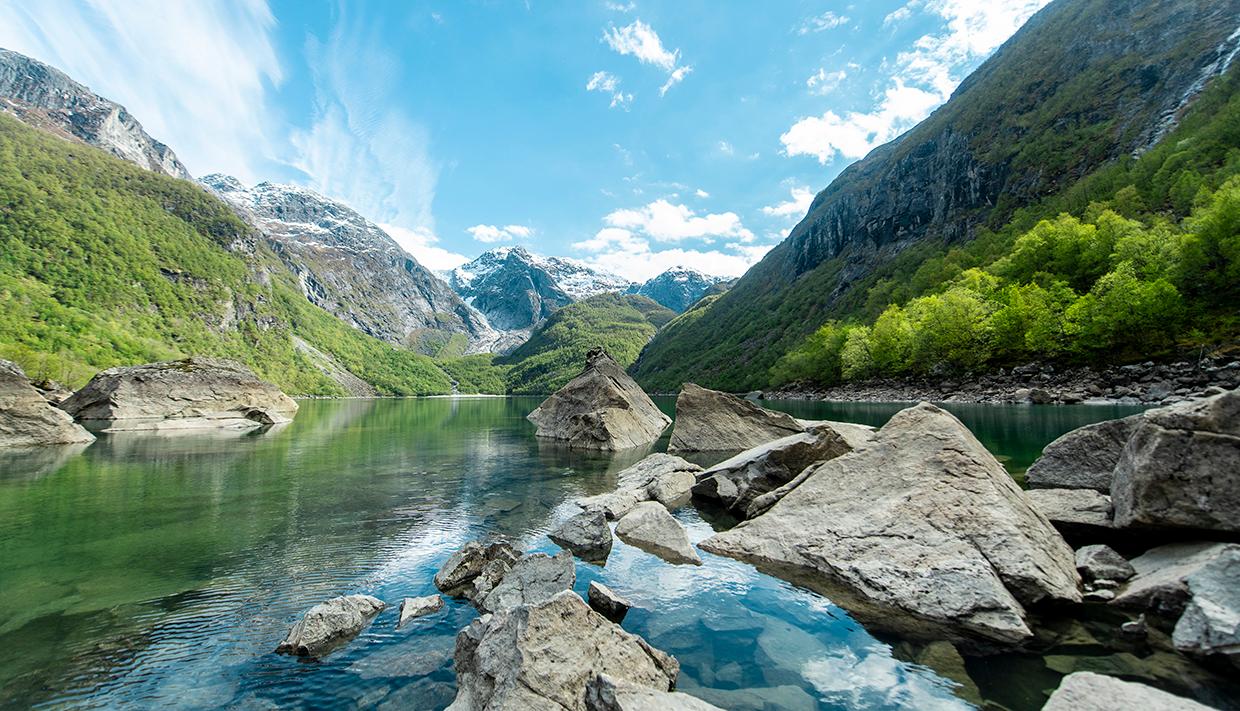 Bondhusvatnet på ein solskinnsdag om sommaren.