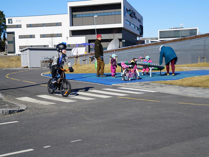 Children and adults play in the activity park at INSPIRIA science center. Photo.