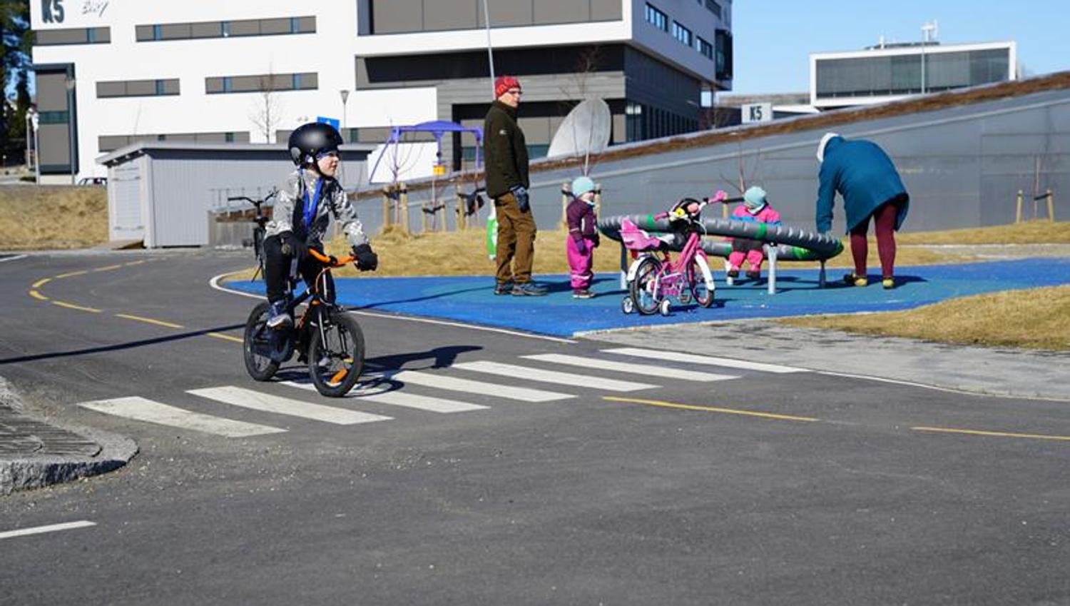 Children and adults play in the activity park at INSPIRIA science center. Photo.