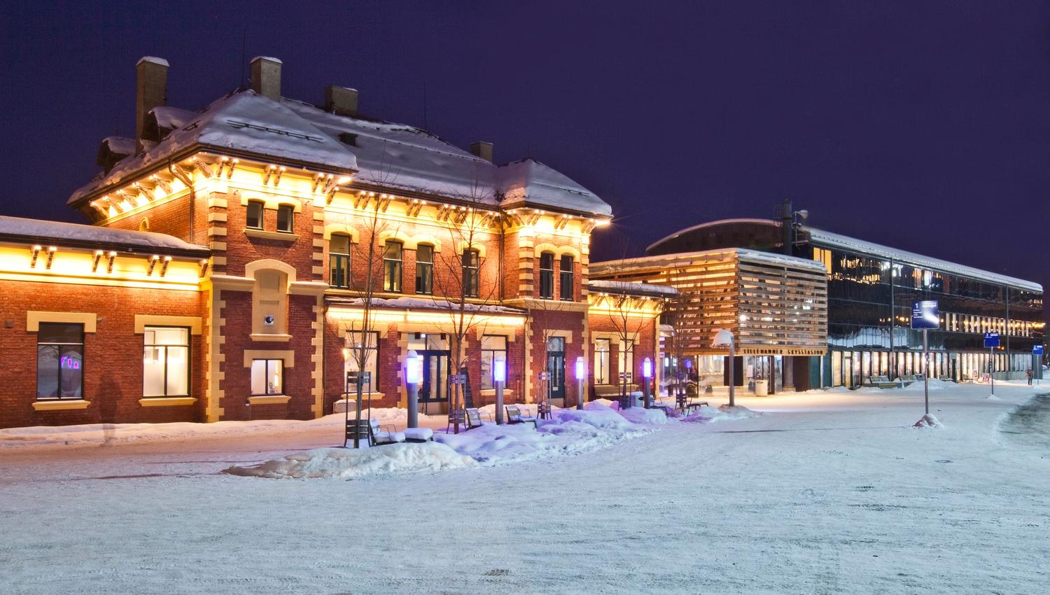 Stasjonsbygningen utendørs, vinter