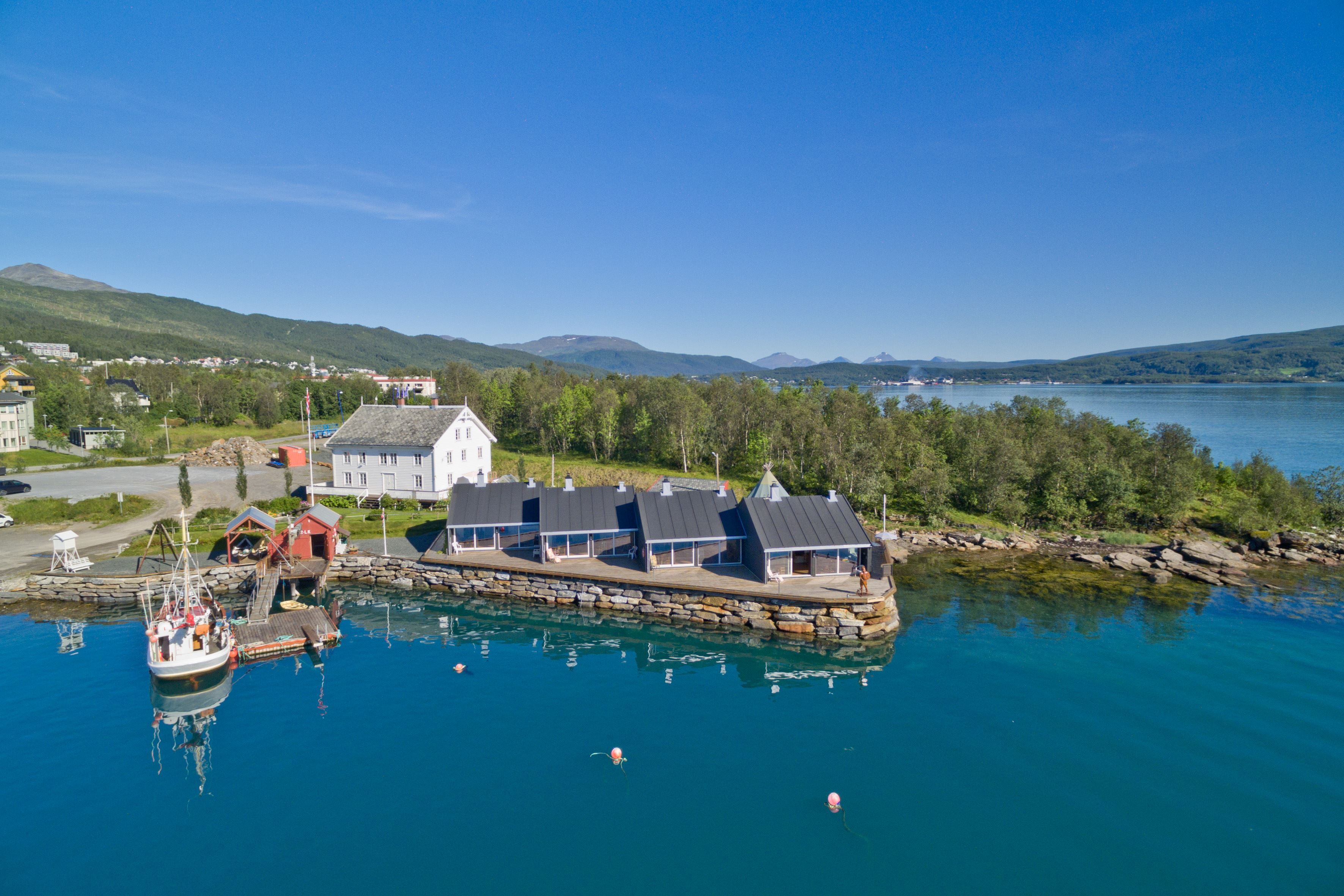fugleperspektiv sett fra sjøen av Finsnes Gaard