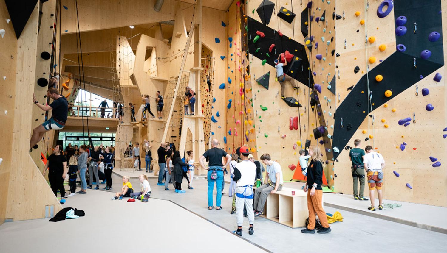 people climbing at "Høyt under Taket" in Skien