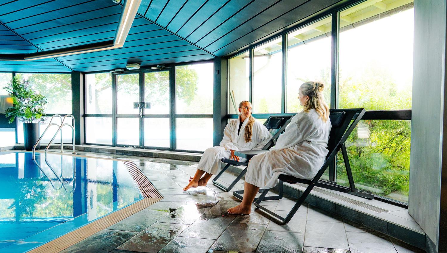 Klækken Hotel nær Hønefoss. 2 damer koser seg ved innebassenget