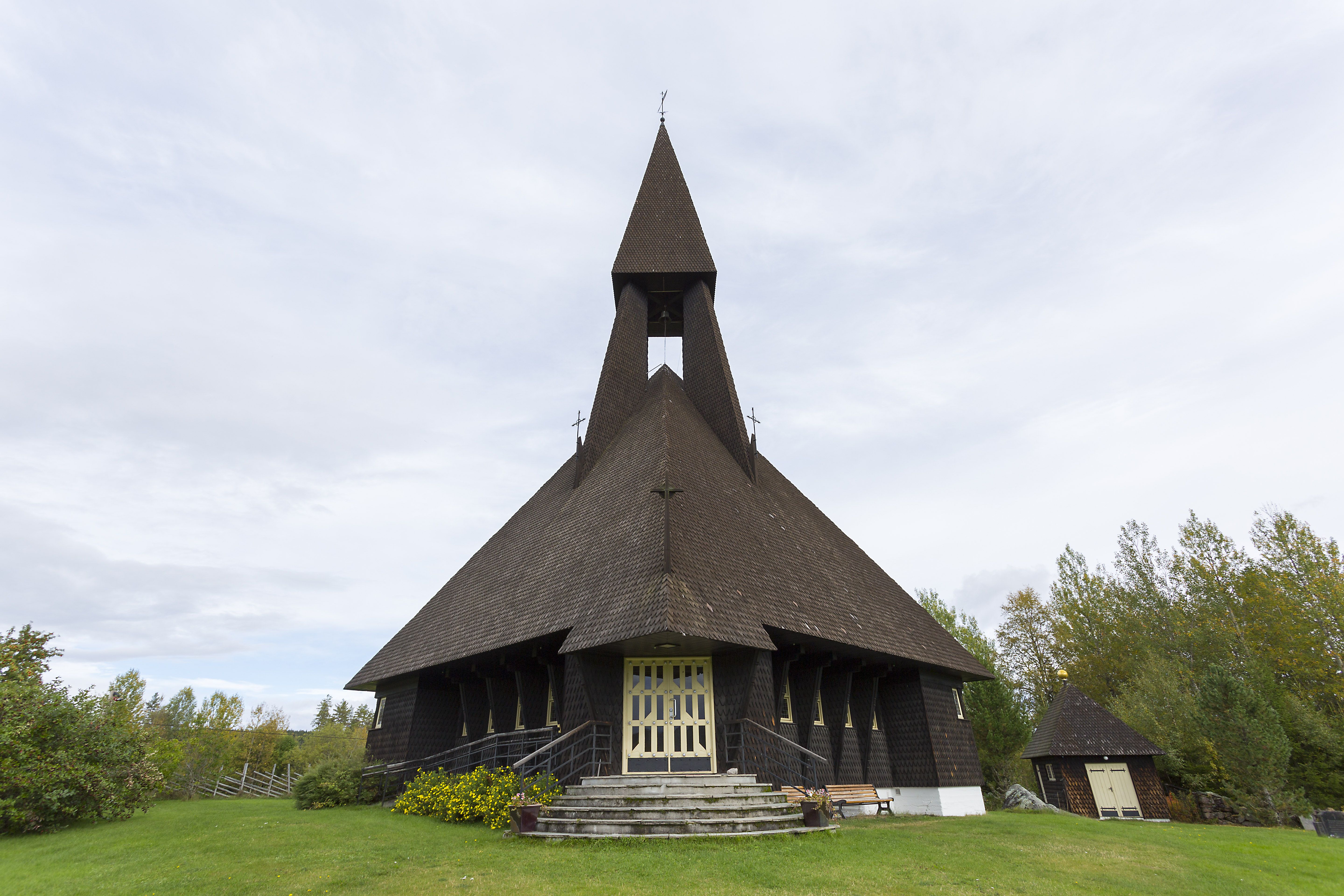 Gravberget kirke, med grantreets ranke form