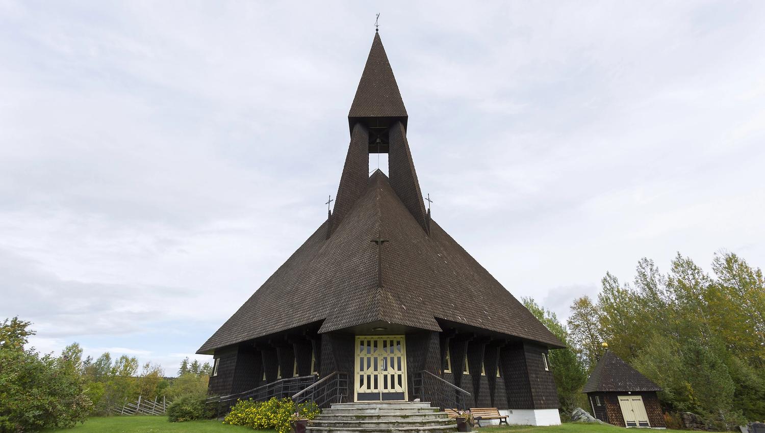 Gravberget kirke, med grantreets ranke form