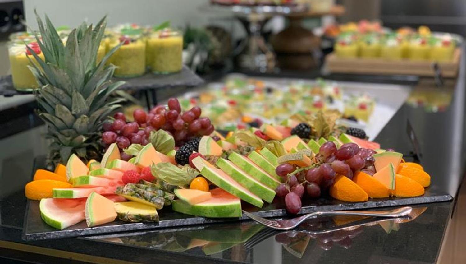plate with different fruits at Brasseriet Madame Blom at Thon Hotel Høyers