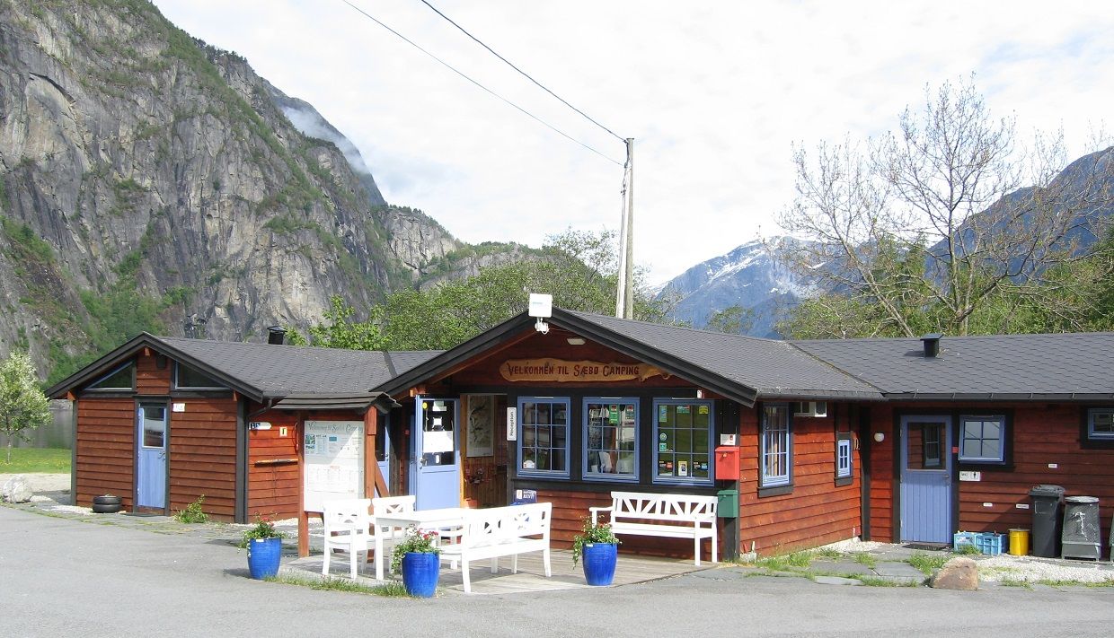 Resepsjonen og servicebygget på campingplassen.