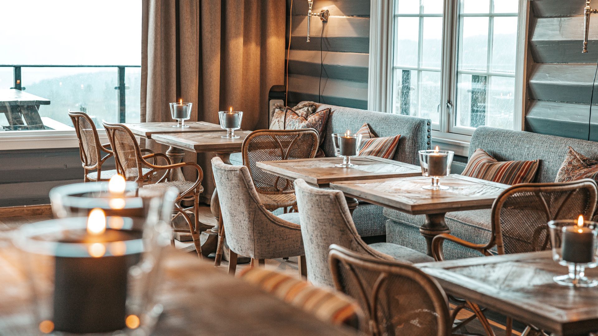 Bord og stoler i restaurant