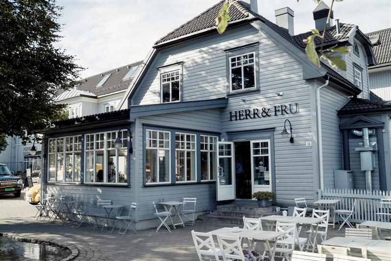 Fasade på dagtid: grå restaurant