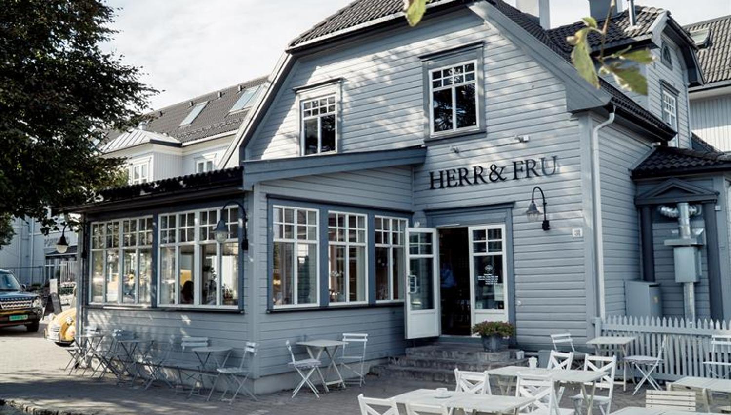 Fasade på dagtid: grå restaurant