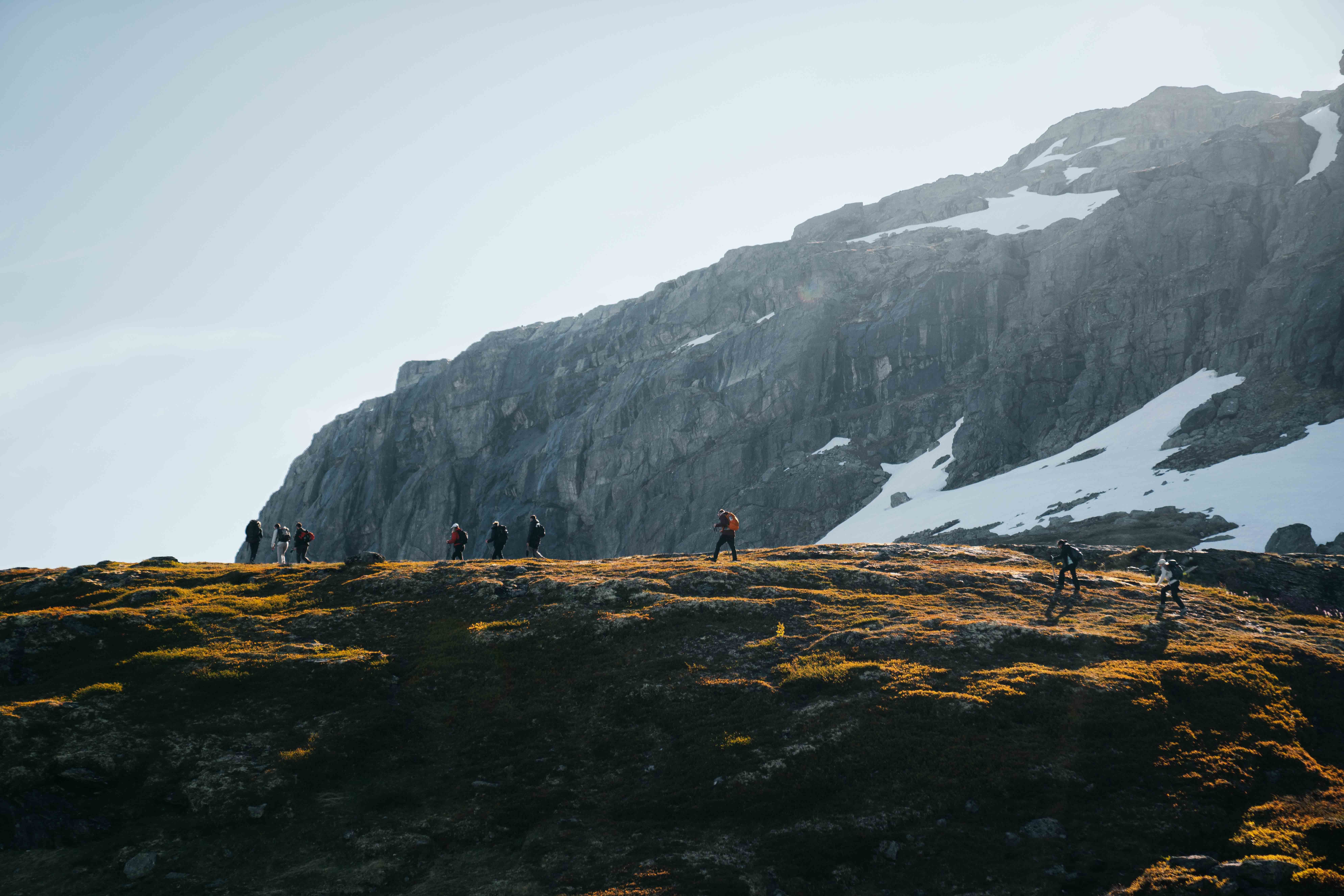 Turgåarar utforskar Hardangers majestetiske fjellandskap med Trolltunga Adventures.