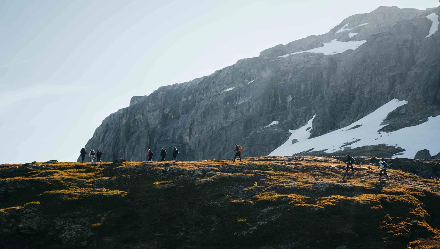 Turgåarar utforskar Hardangers majestetiske fjellandskap med Trolltunga Adventures.