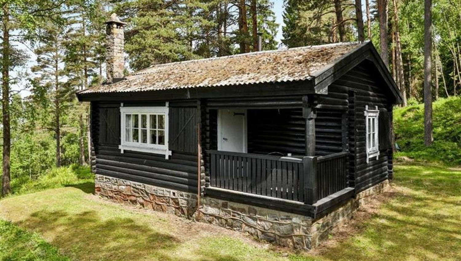 Den laftede tømmerhytta på Furuholmen. Foto.