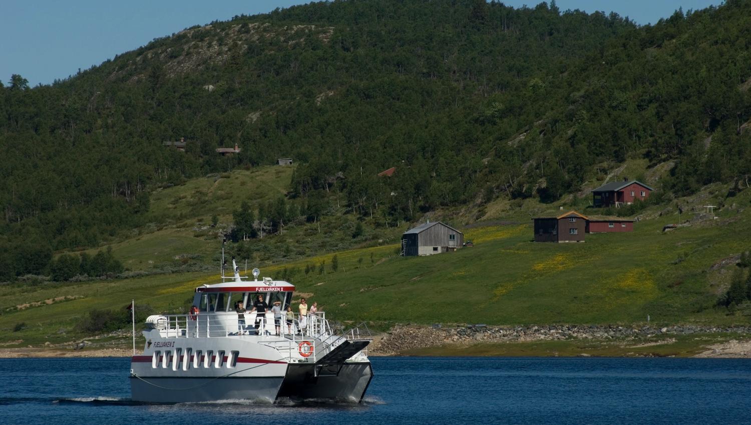 Fjellvåken passerer fjellgårder innover det vegløse samfunnet på Møsstrond