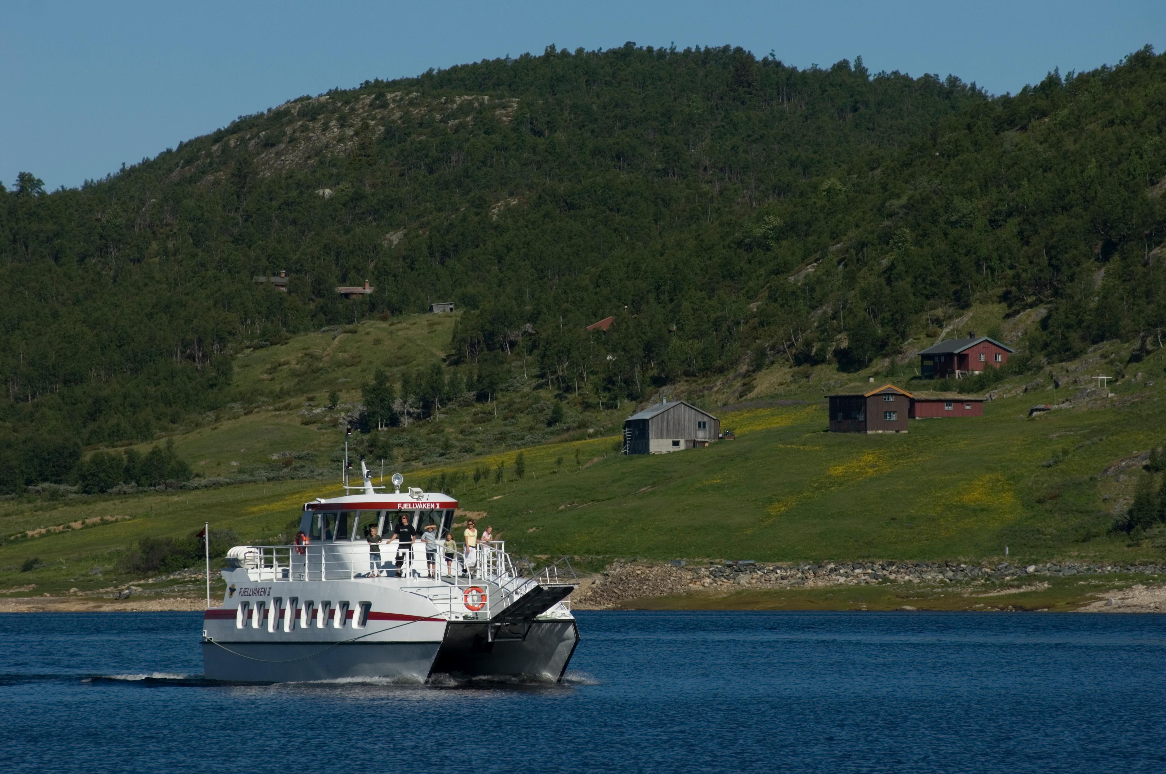 Fjellvåken passerer fjellgårder innover det vegløse samfunnet på Møsstrond