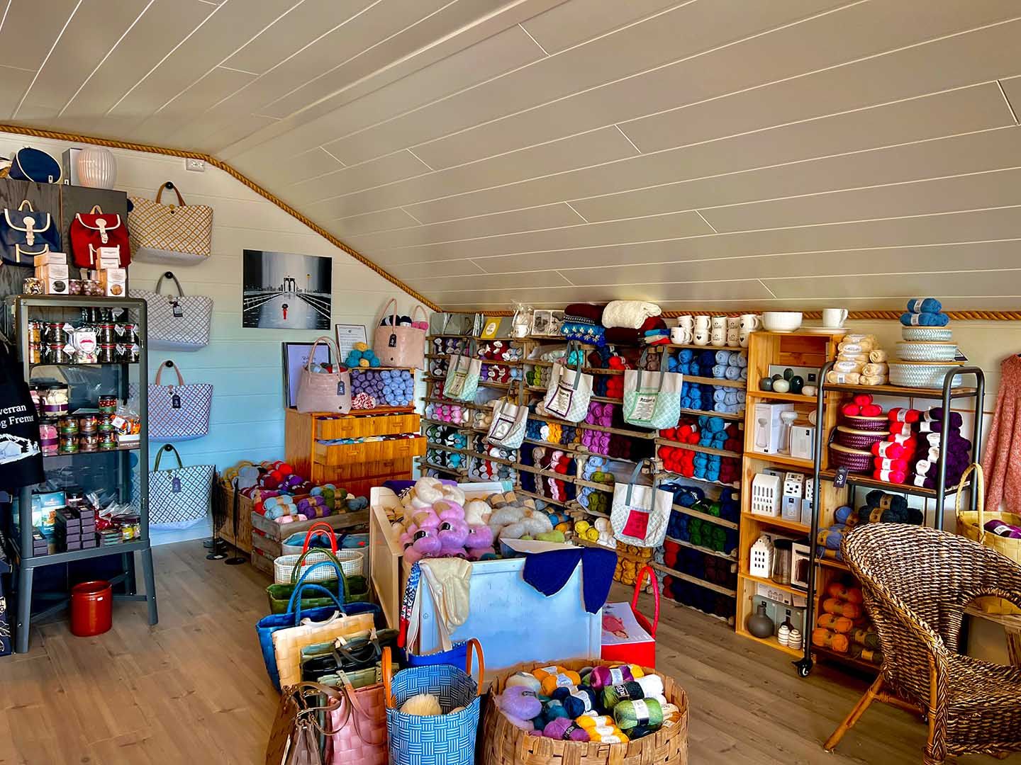 Garnhjørnet hos Selsethloftet - gårdsbutikk og kafe. Dropsgarn.