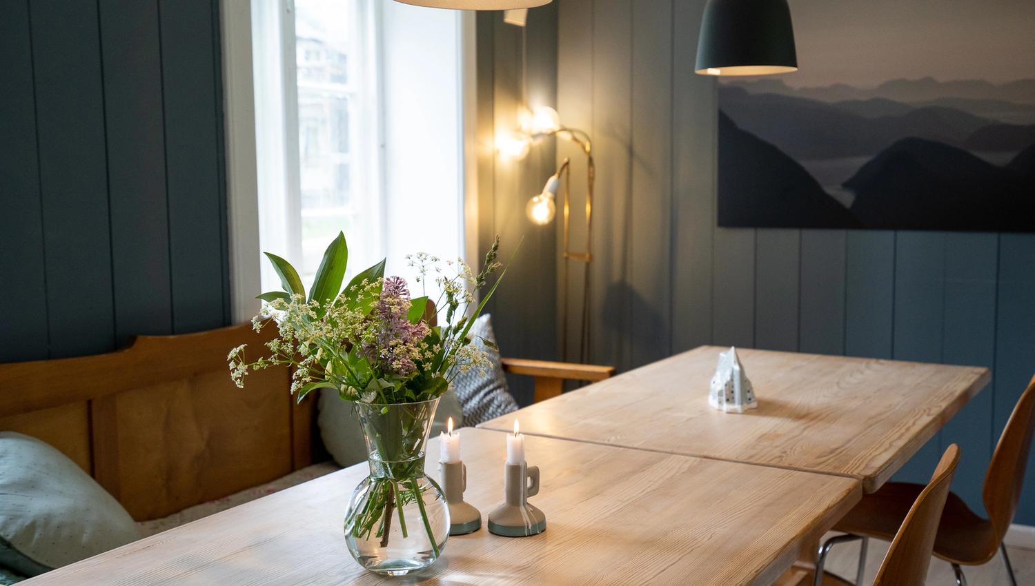 Spisebord i Tømmerhuset på Grøtta