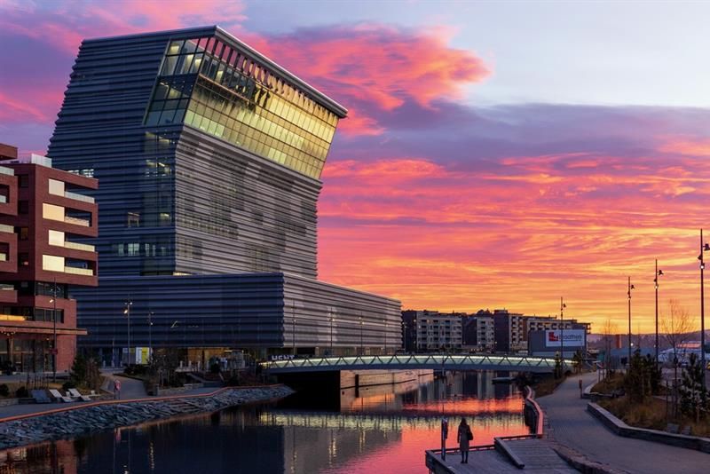 MUNCHs fasade i solnedgang