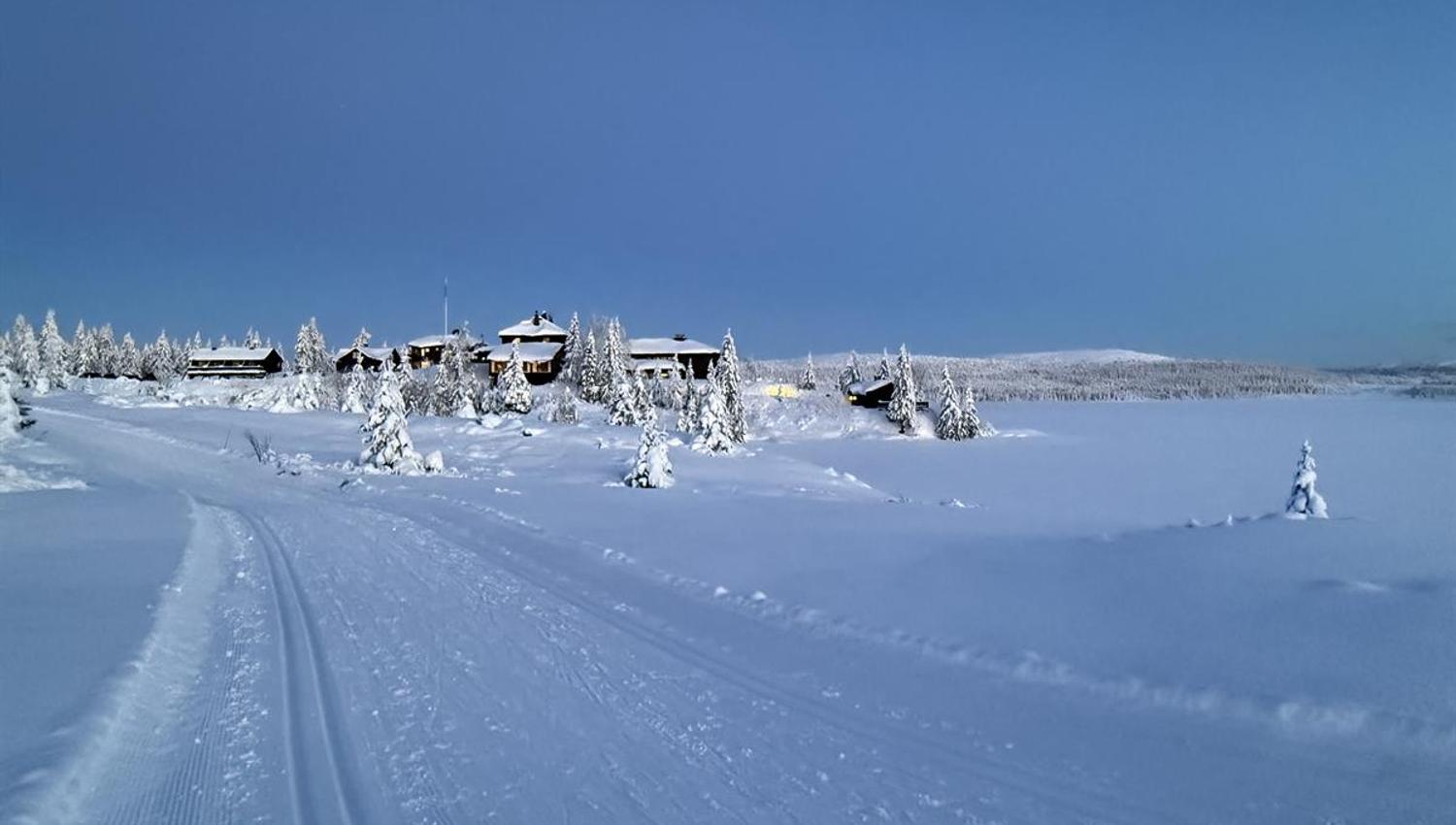 Rustad Hotell & Fjellstue sett fra skiløypa, tidlig kveld
