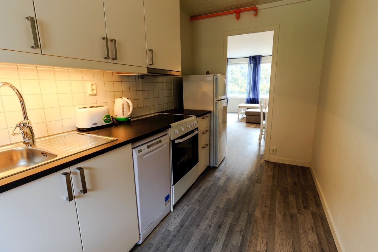 Fully equipped kitchen at Trolltunga Guesthouse – ideal for self-catering stays in Hardanger.