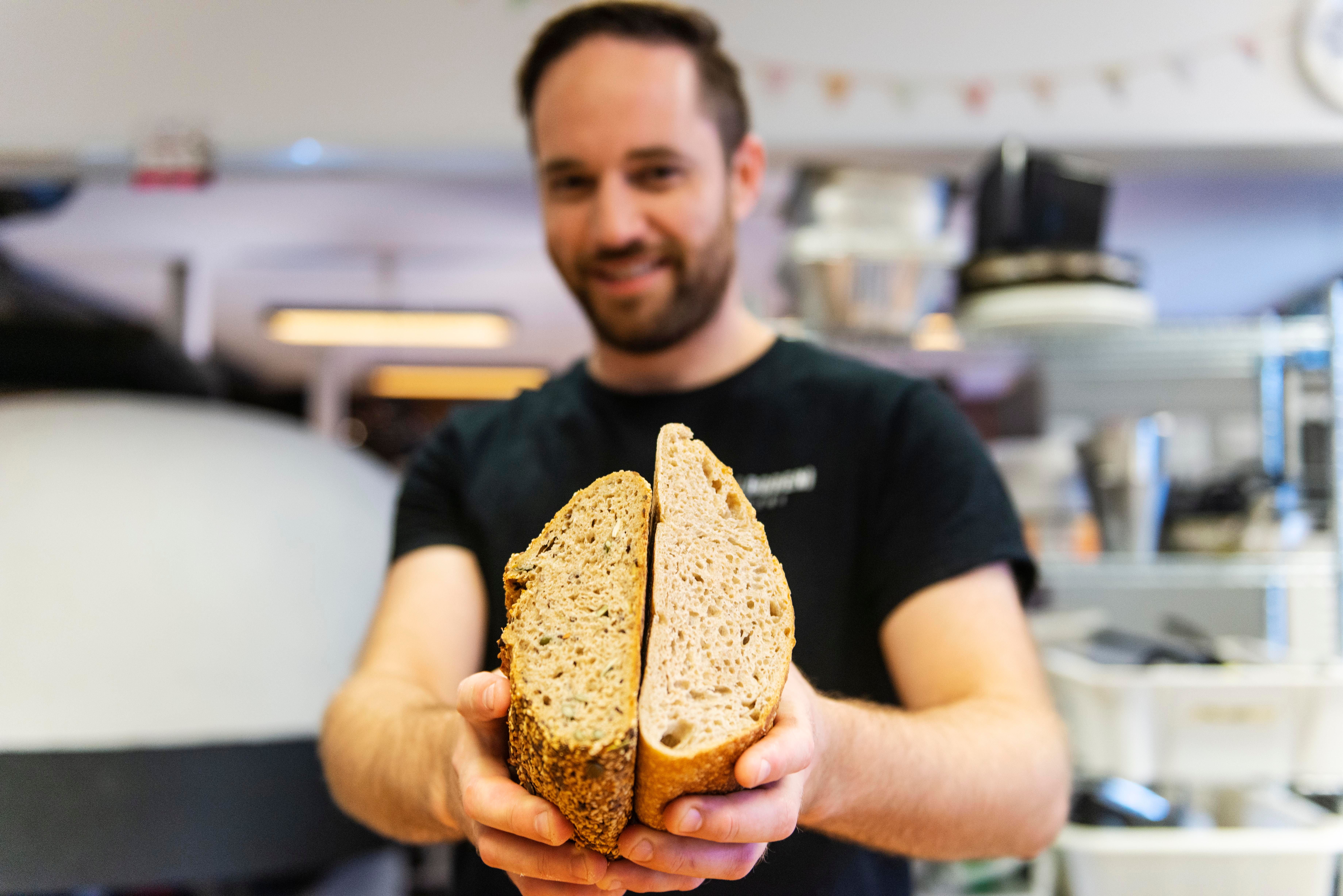 Thomas Valand holder frem nybakt brød - Tollboden Bakeri - Flekkefjord