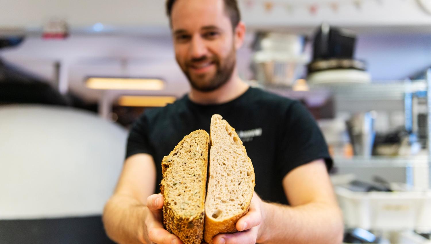 Thomas Valand holder frem nybakt brød - Tollboden Bakeri - Flekkefjord