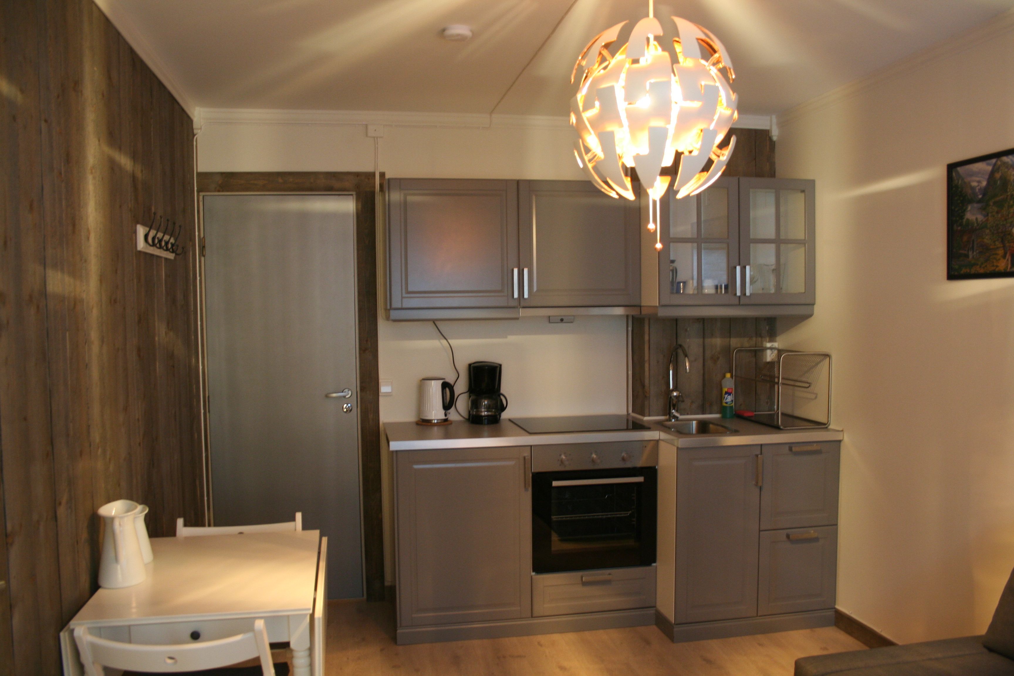 Leilegheit på Kvamseter Lodge med fullt utstyrt kjøkken og liten spiseplass.