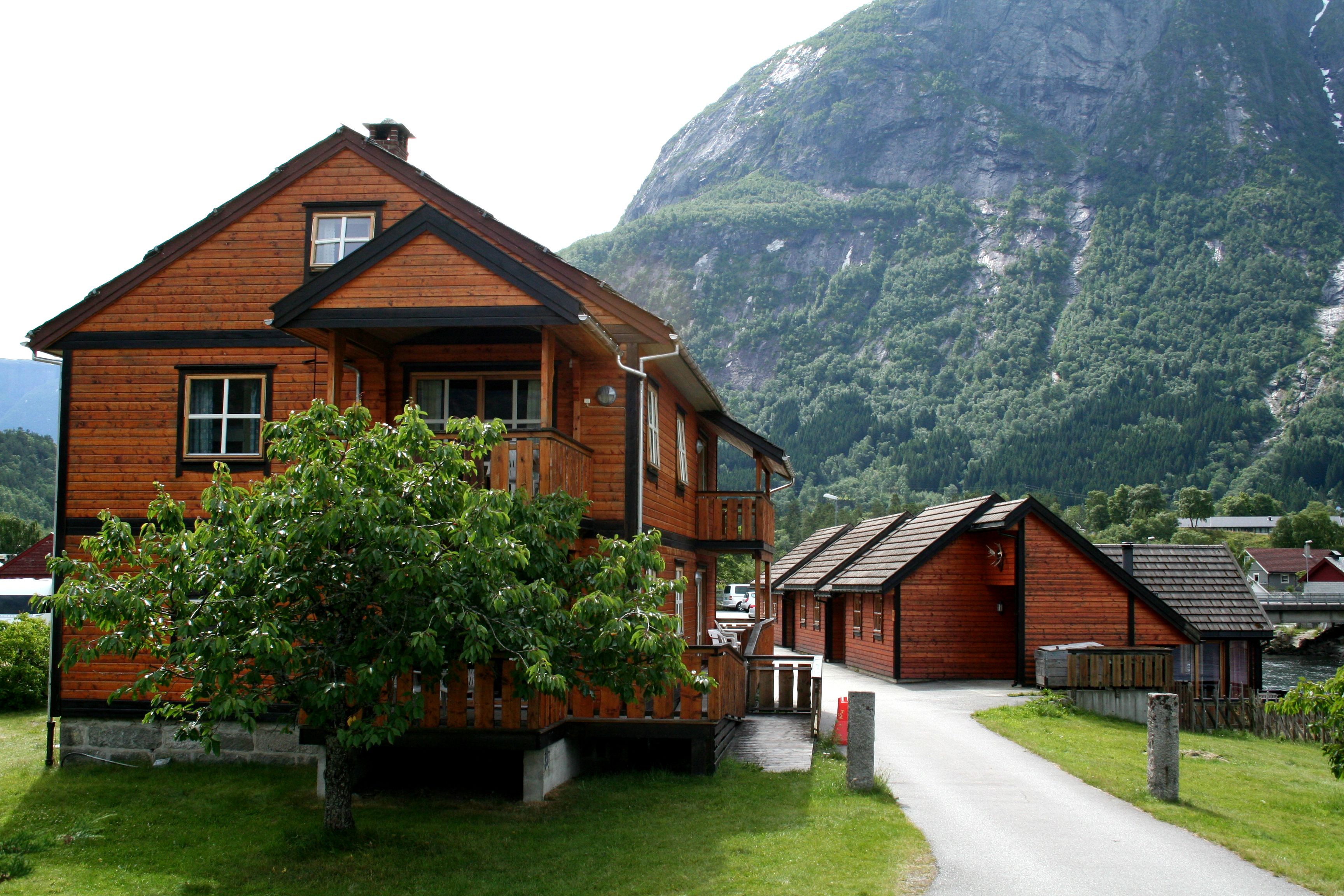 A brown appartment building belonging to the campsite.