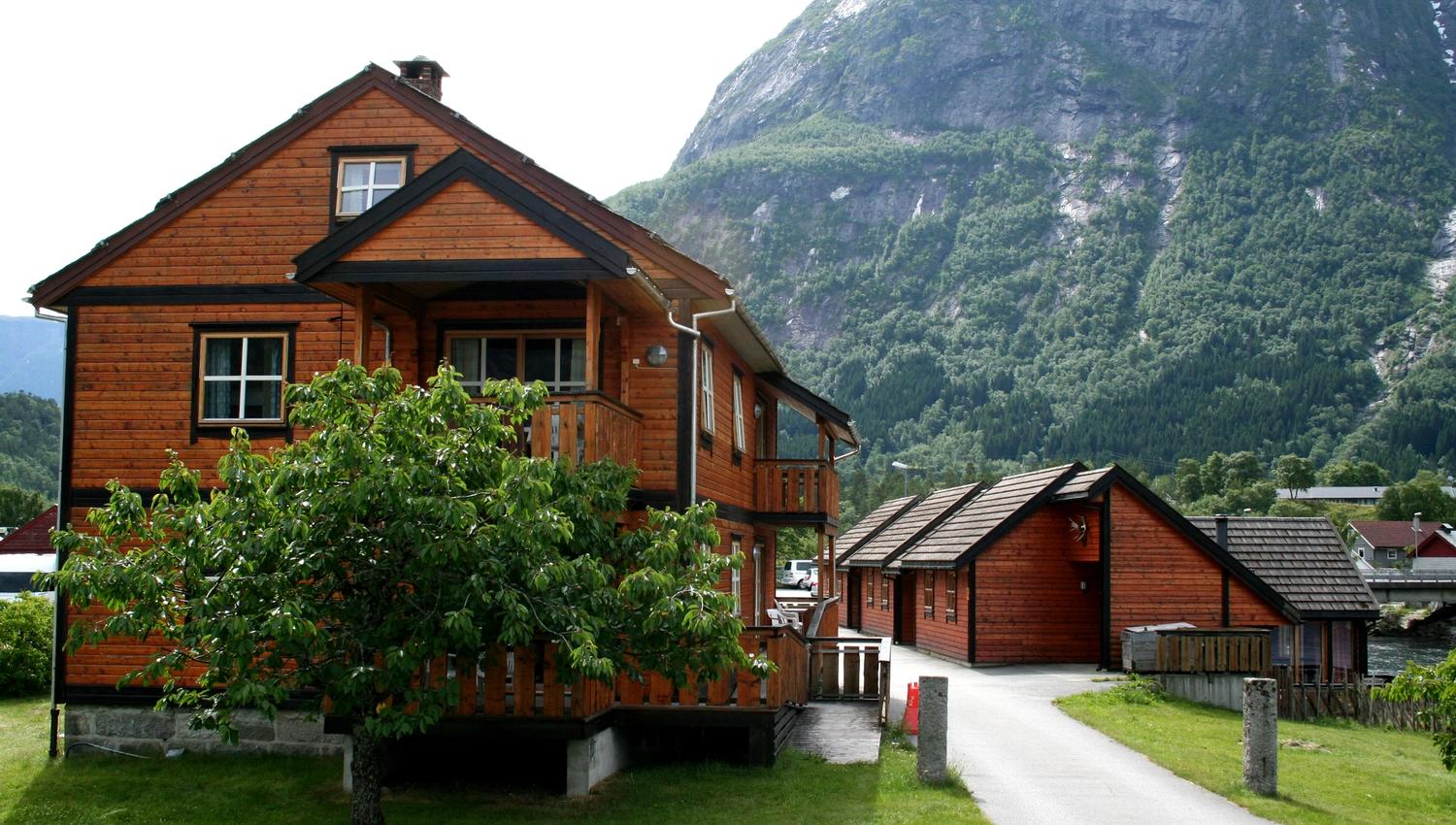 A brown appartment building belonging to the campsite.