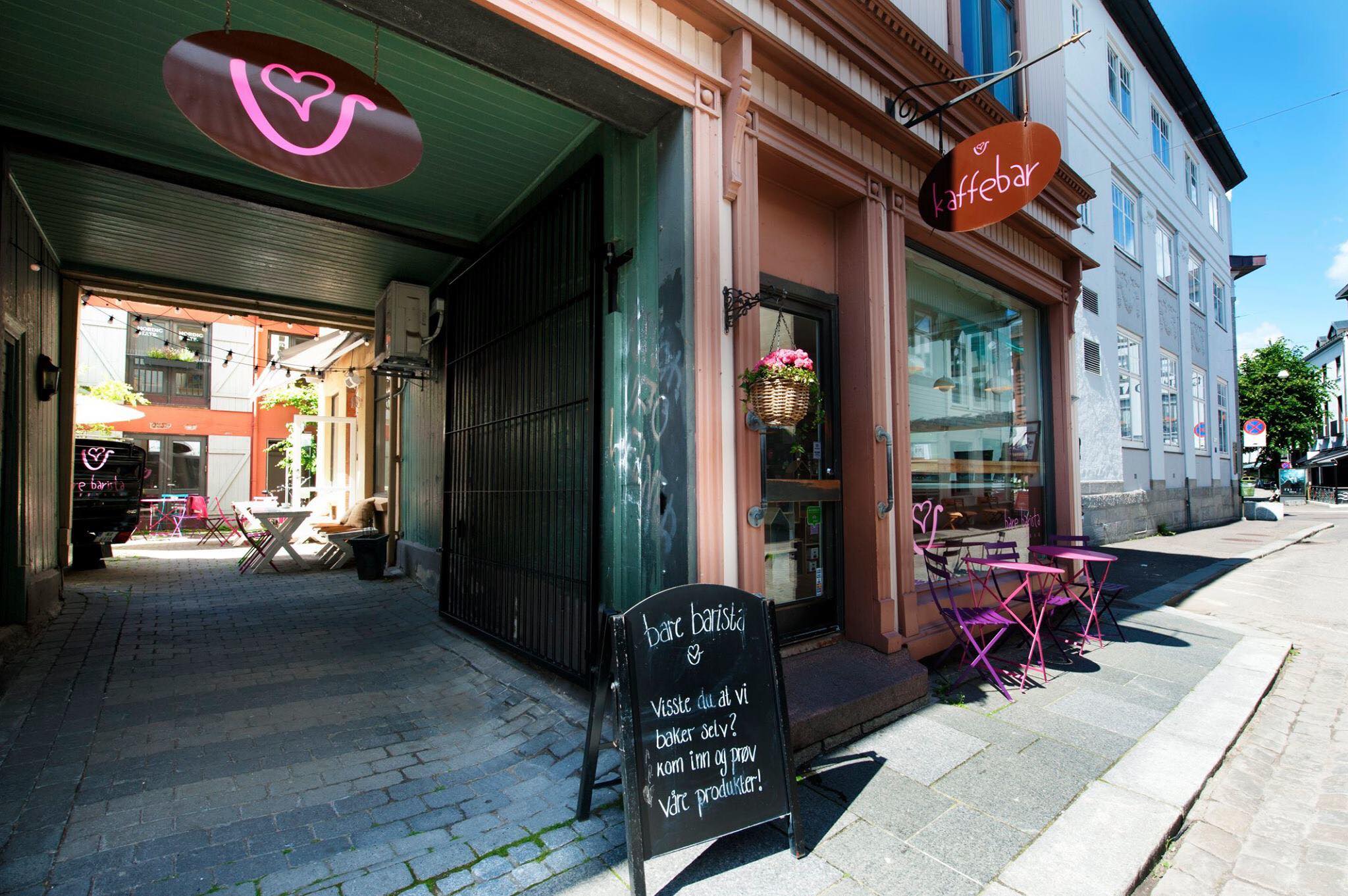 Utenfor inngangen til Bare Barista
