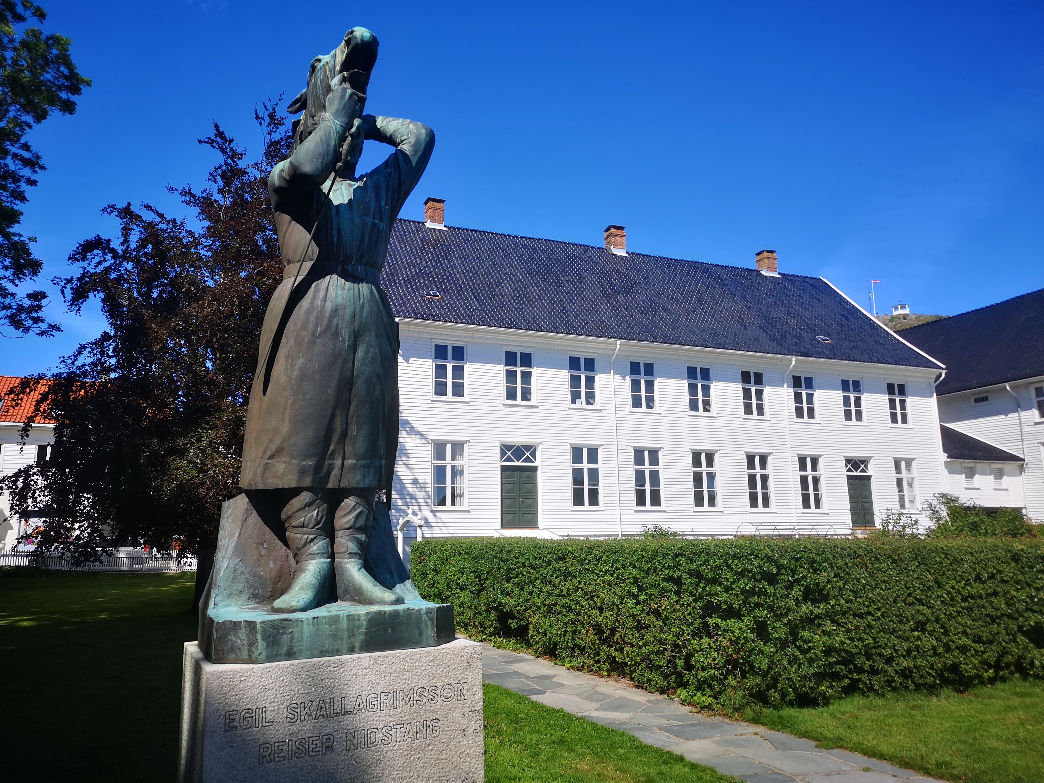 Skulptur: "Egil Skallagrimsson reiser nidstang" (mann som holder en avhugget hestehode over hodet sitt)