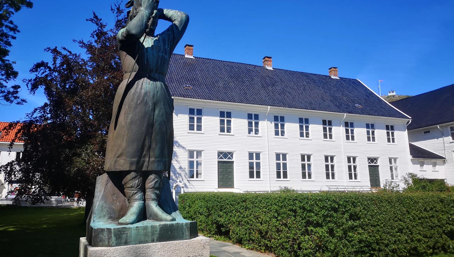 Skulptur: "Egil Skallagrimsson reiser nidstang" (mann som holder en avhugget hestehode over hodet sitt)