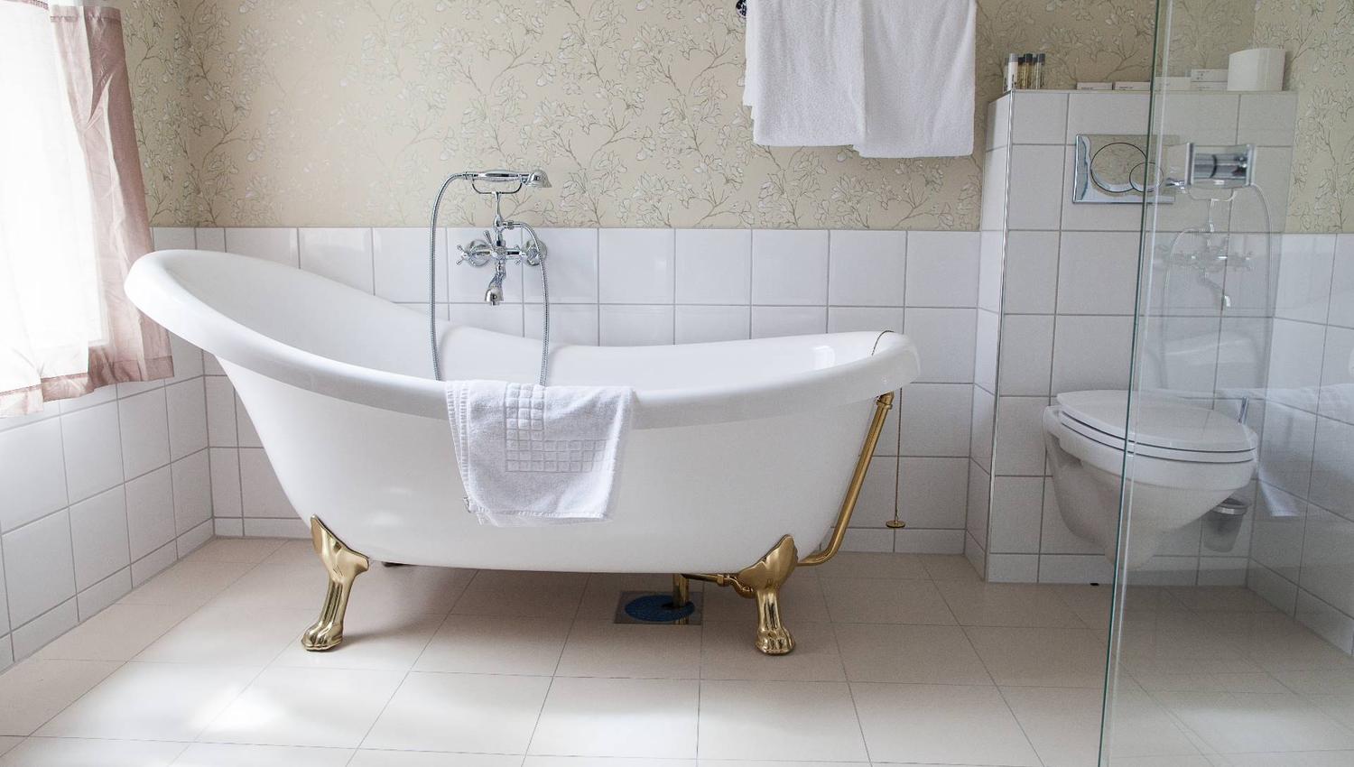 Bathroom deluxe room The Hanseatic Hotel