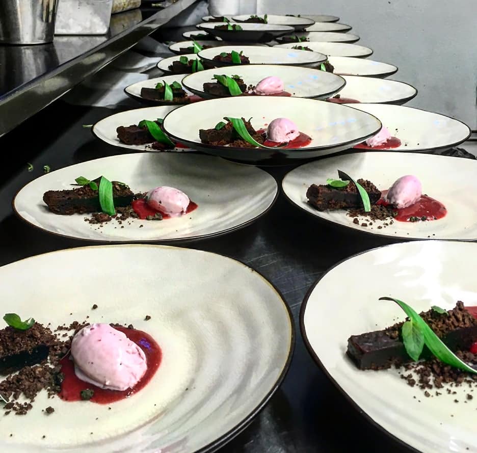 Mange tallerkener med dessert