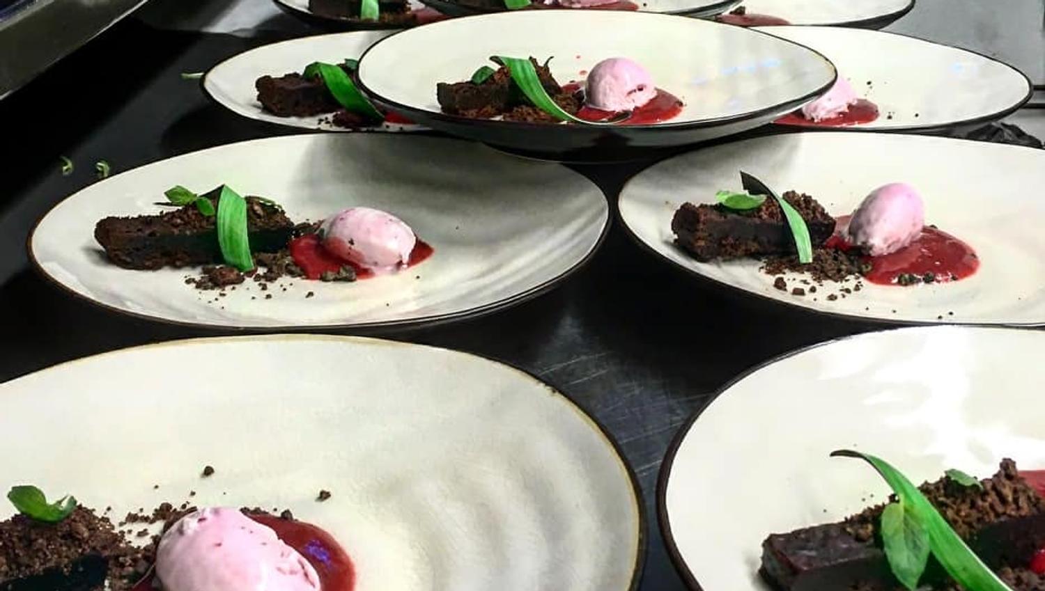 Mange tallerkener med dessert
